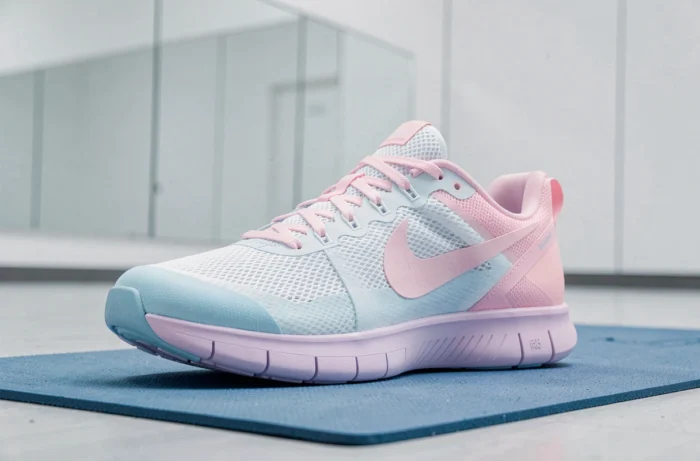 Nike Free Metcon 5 femme posée sur un tapis de yoga dans un studio blanc avec miroirs